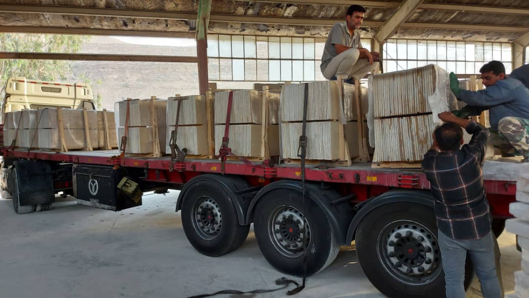 بارگیری مرمریت گندمک به مقصد عمان